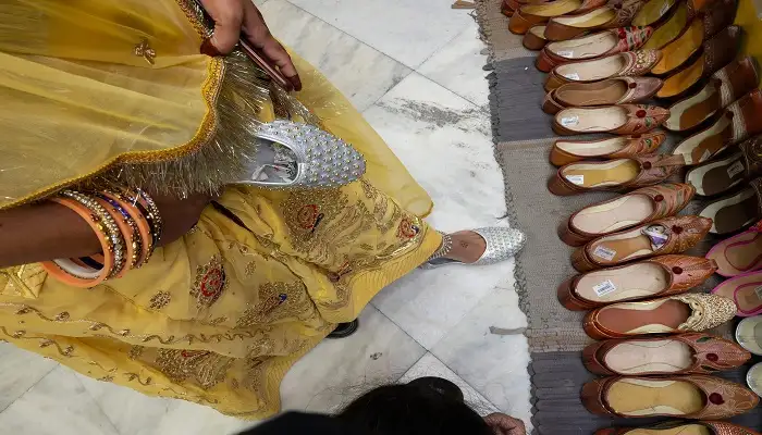 Shopping Extravaganza at the Dazzling Sadar Bazaar in Agra – A Must-Visit in 2025 5 The Artistic Flair Of Sadar Bazaar