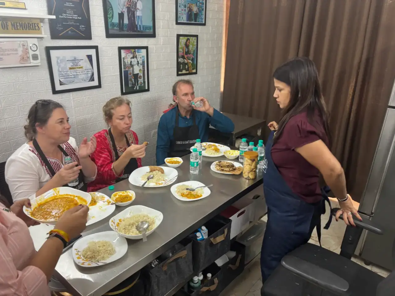 Authentic-Agra-Home-Kitchen-Experience-–-Travelers-Tasting-Their-First-Indian-Home-Cooked-Meal (1)